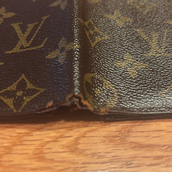 Authentic men’s Louis Vuitton wallet. Pre owned and corners gently tattered. - Picture 10 of 11